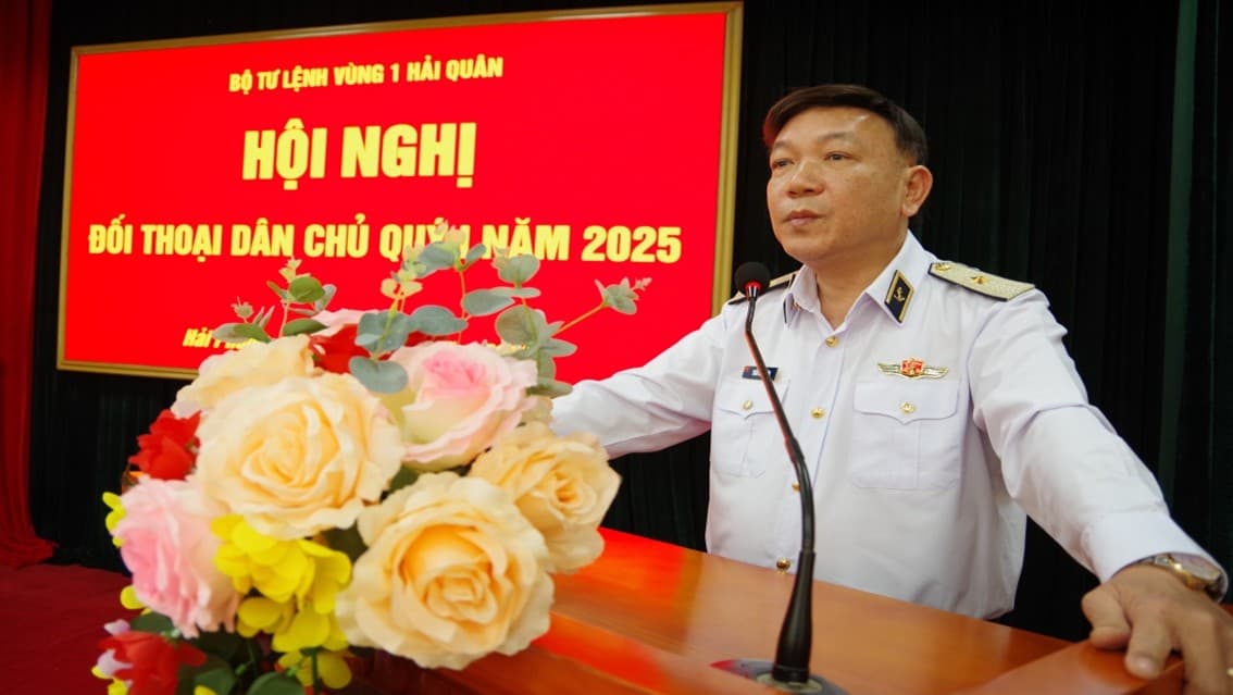 Thủ trưởng Bộ Tư lệnh Vùng 1 Hải quân đối thoại dân chủ với cán bộ, chiến sĩ Trung đoàn 151