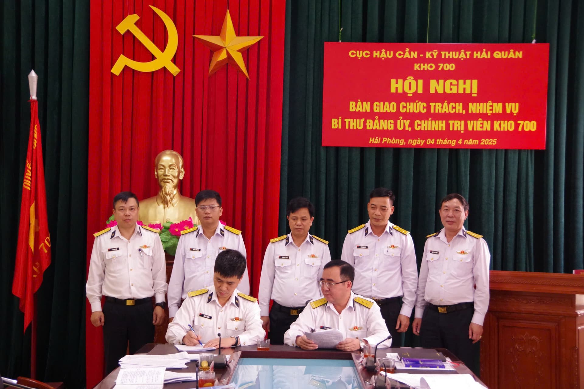 Hội nghị bàn giao chức trách, nhiệm vụ Bí thư Đảng ủy, Chính trị viên Kho 700