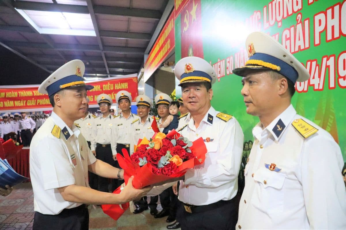 Hân hoan chào đón lực lượng Quân chủng Hải quân tham gia diễu binh, diễu hành tại Ga Nha Trang