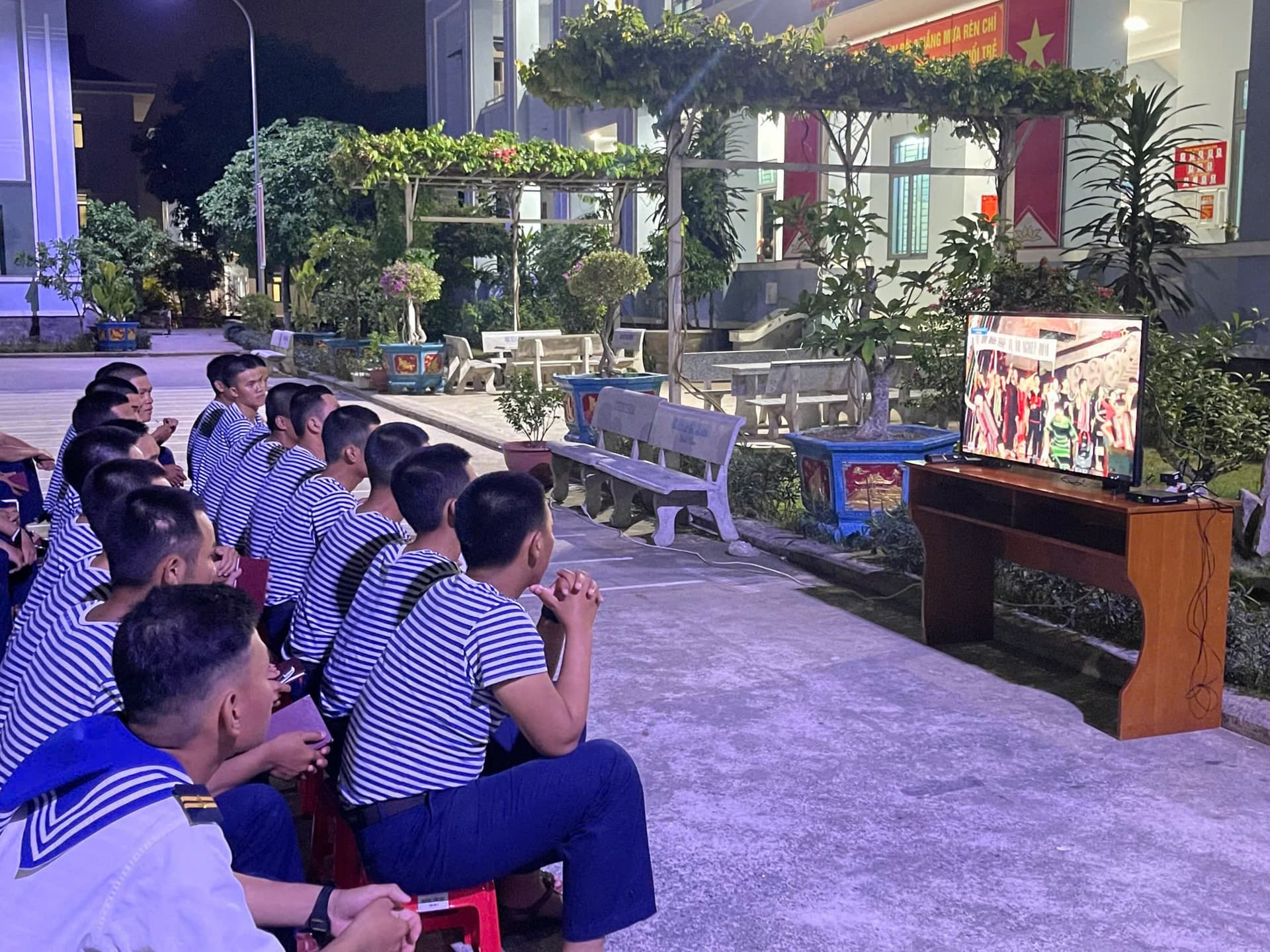 Đông đảo cán bộ, chiến sĩ Vùng 2 tham gia chương trình cầu truyền hình “Bản trường ca hòa bình”