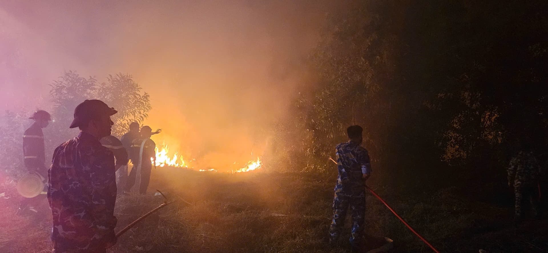 Cán bộ, chiến sĩ Trạm ra đa 2511 kịp thời dập tắt cháy rừng