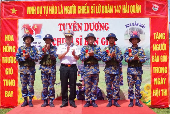 Tư lệnh Vùng 1 kiểm tra chiến sĩ mới Lữ đoàn 147 bắn tập tổng hợp