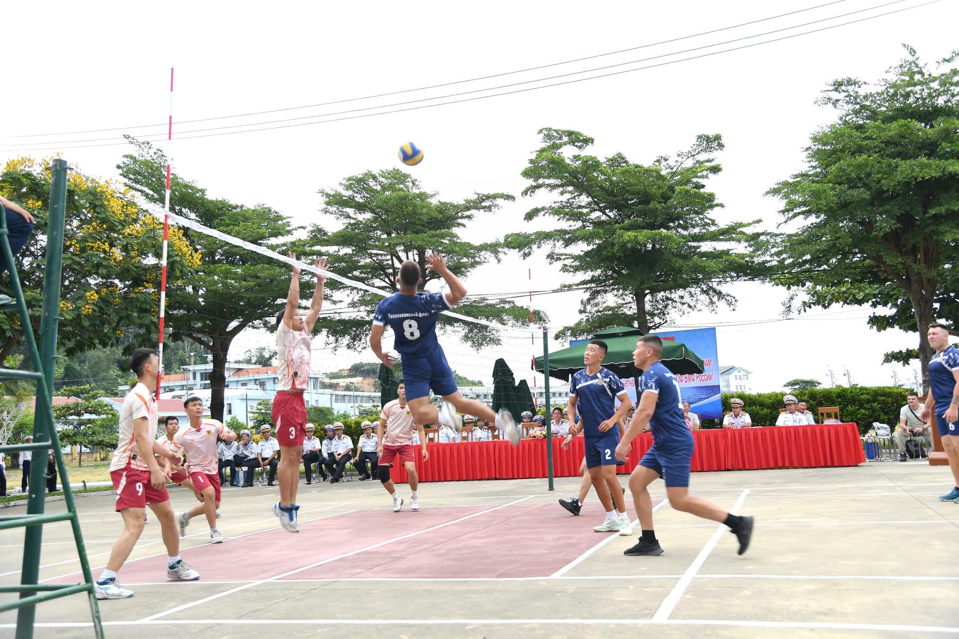 Lữ đoàn 161 giao hữu bóng chuyền với sĩ quan, thủy thủ đội tàu Hải quân Nga