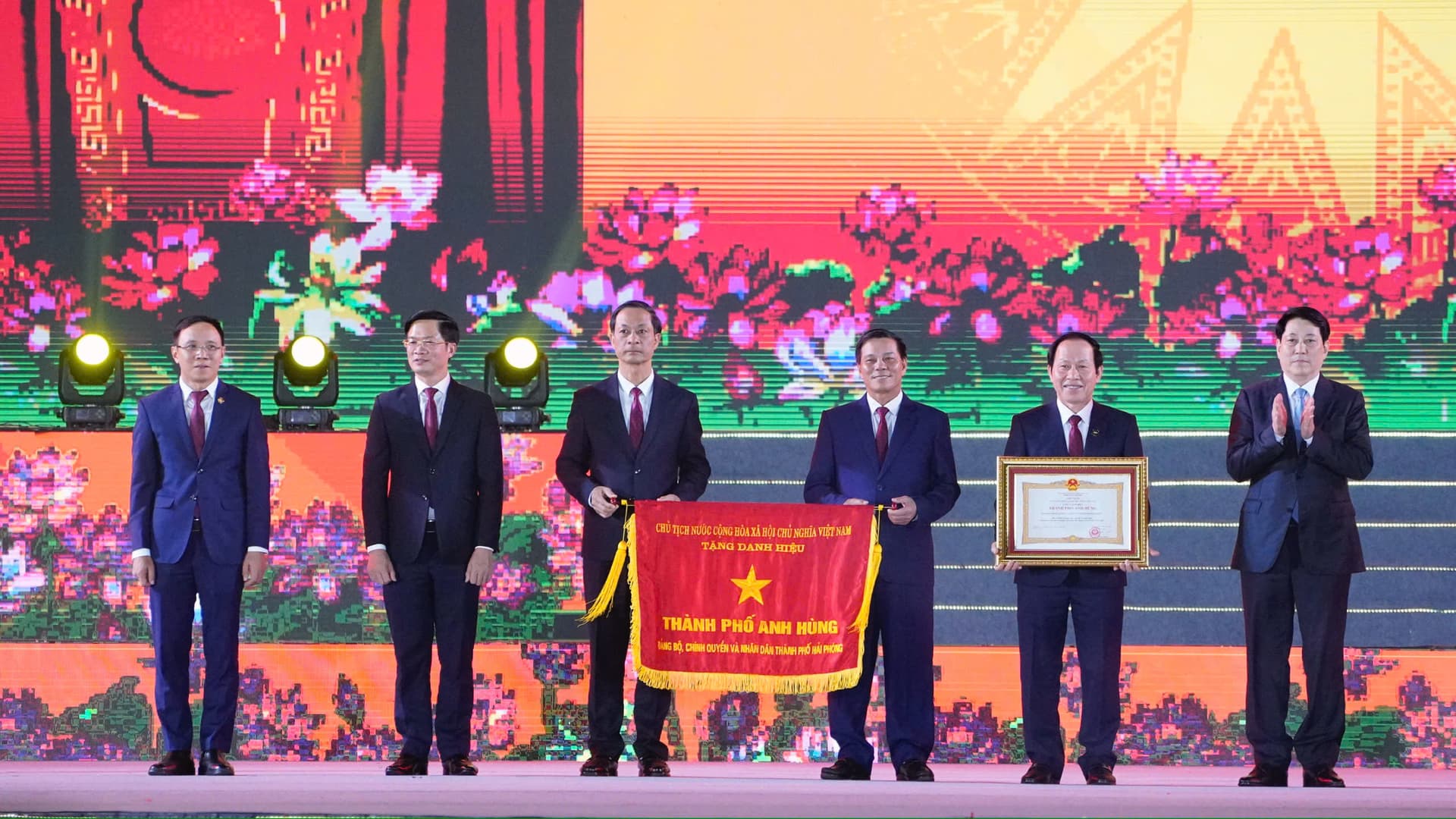 Chủ tịch nước Lương Cường dự Lễ kỷ niệm và trao danh hiệu “Thành phố Anh hùng” tặng thành phố Hải Phòng