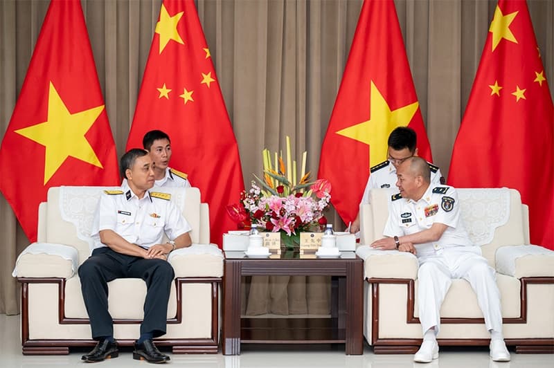 Đoàn công tác Hải quân nhân dân Việt Nam chào xã giao lãnh đạo Căn cứ Quảng Châu
