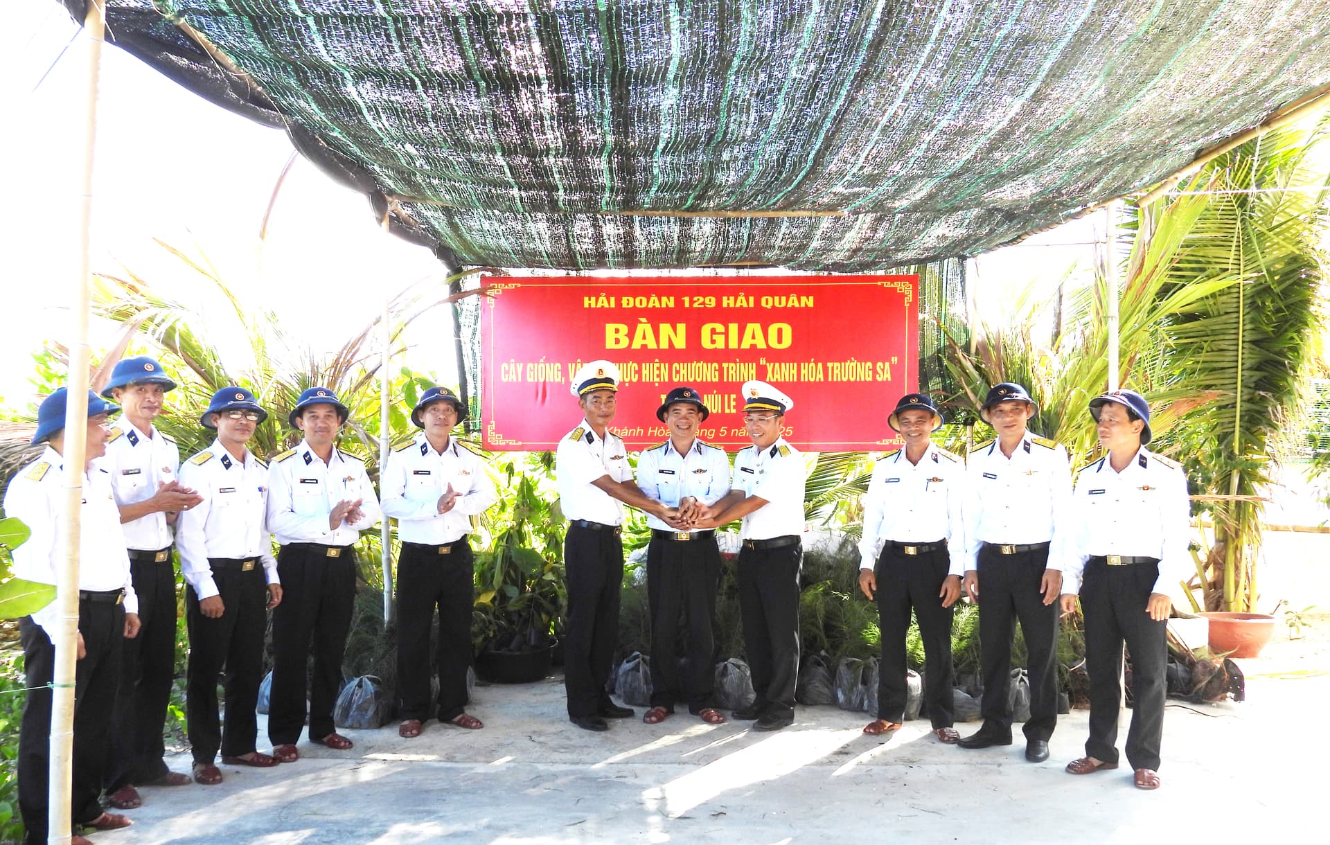 Đoàn công tác của Hải đoàn 129 thăm, kiểm tra các âu tàu tại Trường Sa