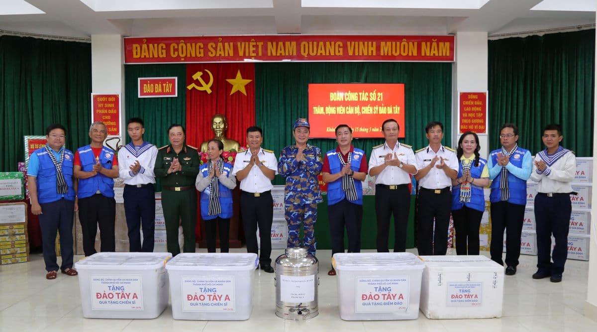 Đoàn đại biểu TP. Hồ Chí Minh tặng công trình “Vì Trường Sa xanh” trị giá 26 tỷ đồng