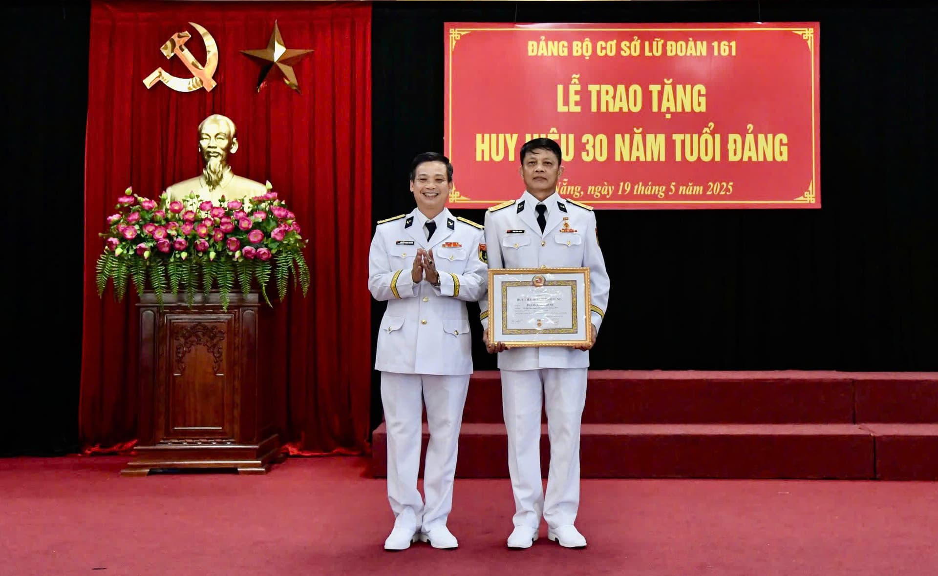 Lữ đoàn 161 trao tặng Huy hiệu 30 năm tuổi Đảng dịp 19/5