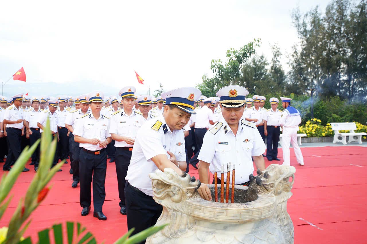 Các đại biểu dự Đại hội đại biểu Đảng bộ Vùng 4 dâng hương tại Khu tưởng niệm chiến sĩ Gạc Ma