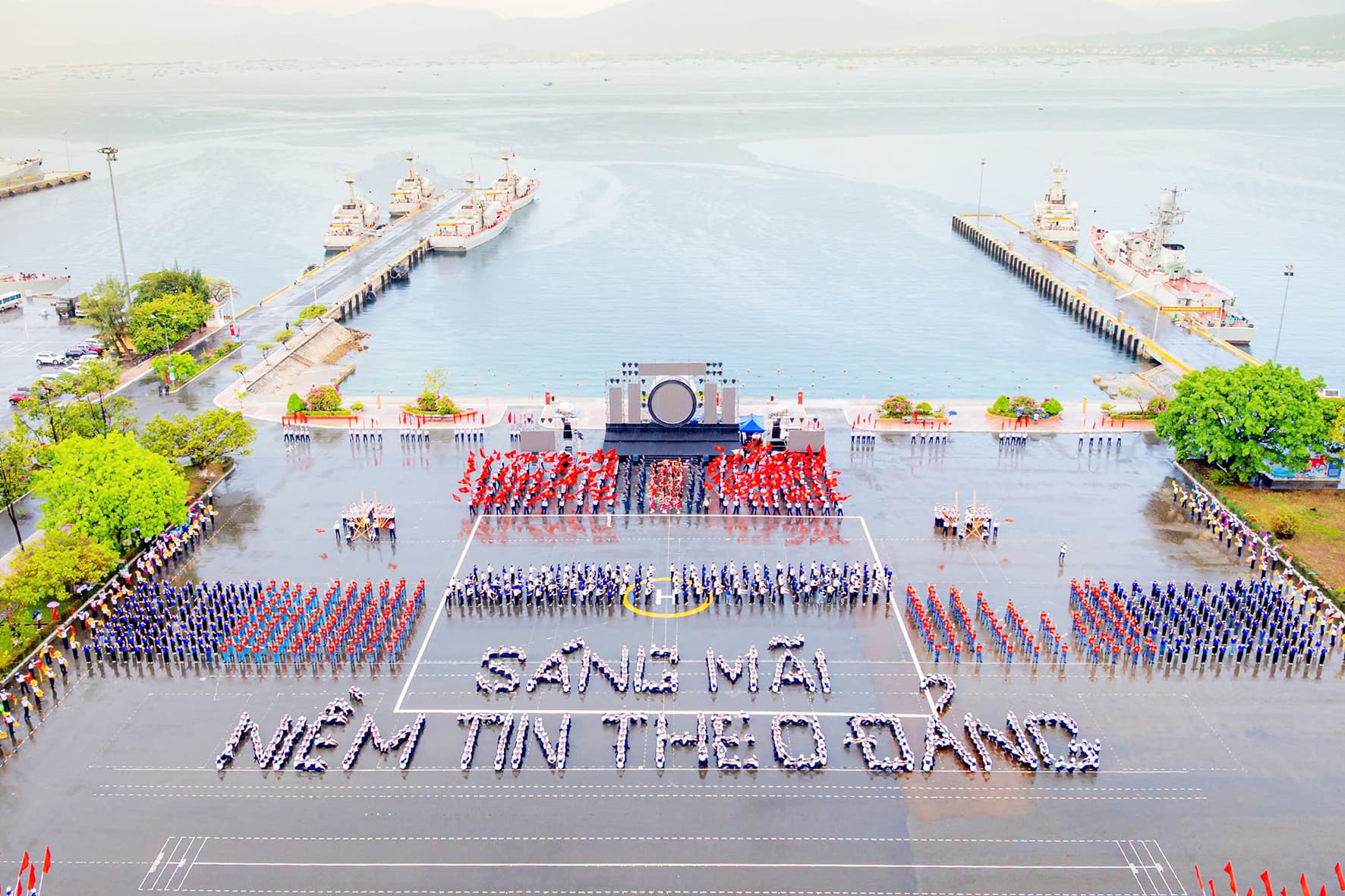 Dạ hội "Thanh niên Vùng 4 Hải quân tự hào vững bước dưới cờ Đảng"