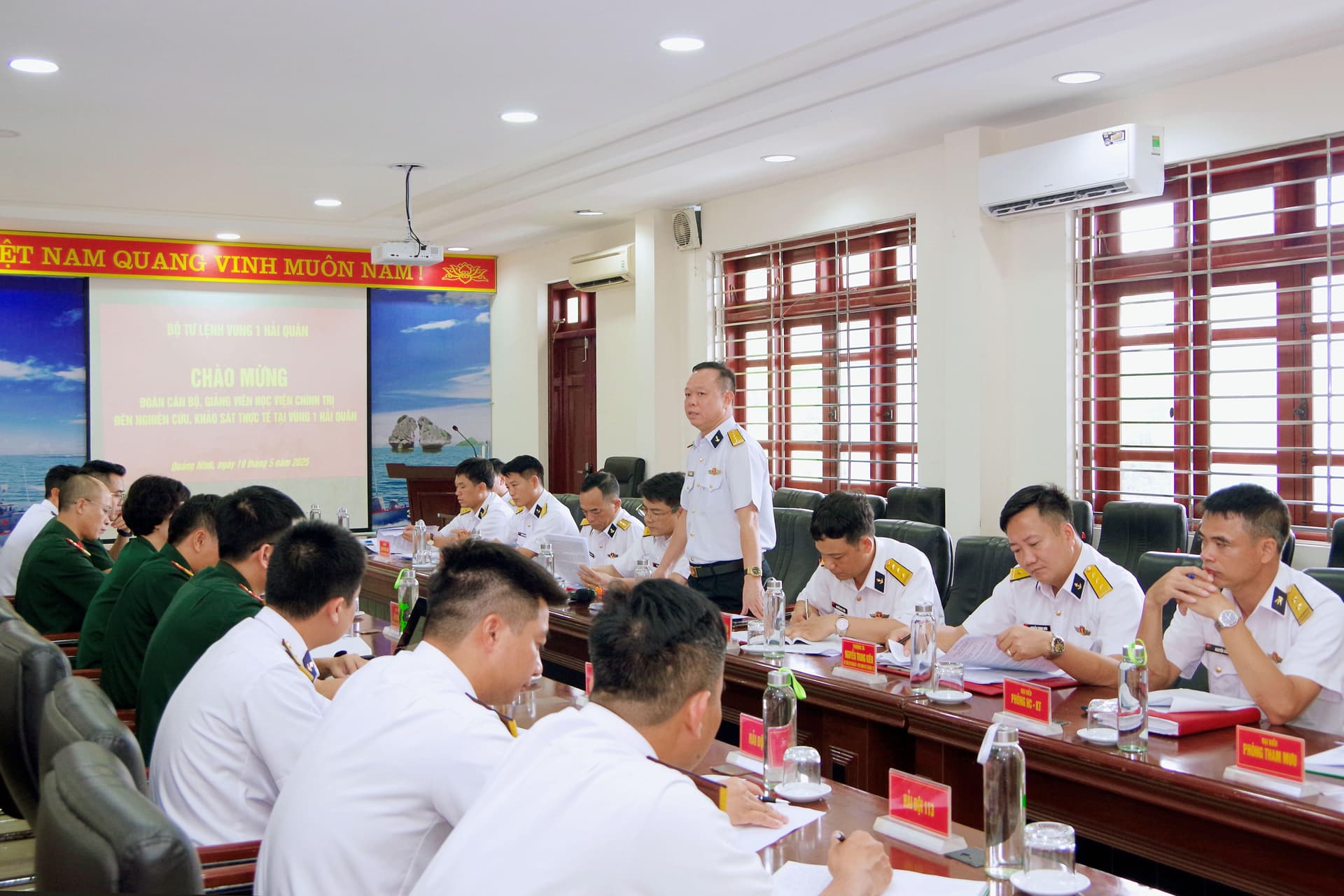 Đoàn cán bộ Học viện Chính trị tham quan, nghiên cứu thực tế tại Vùng 1 Hải quân