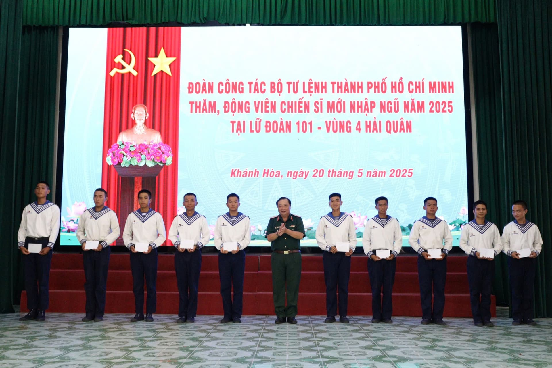 Đoàn công tác Bộ Tư lệnh TP. Hồ Chí Minh thăm Lữ đoàn 101