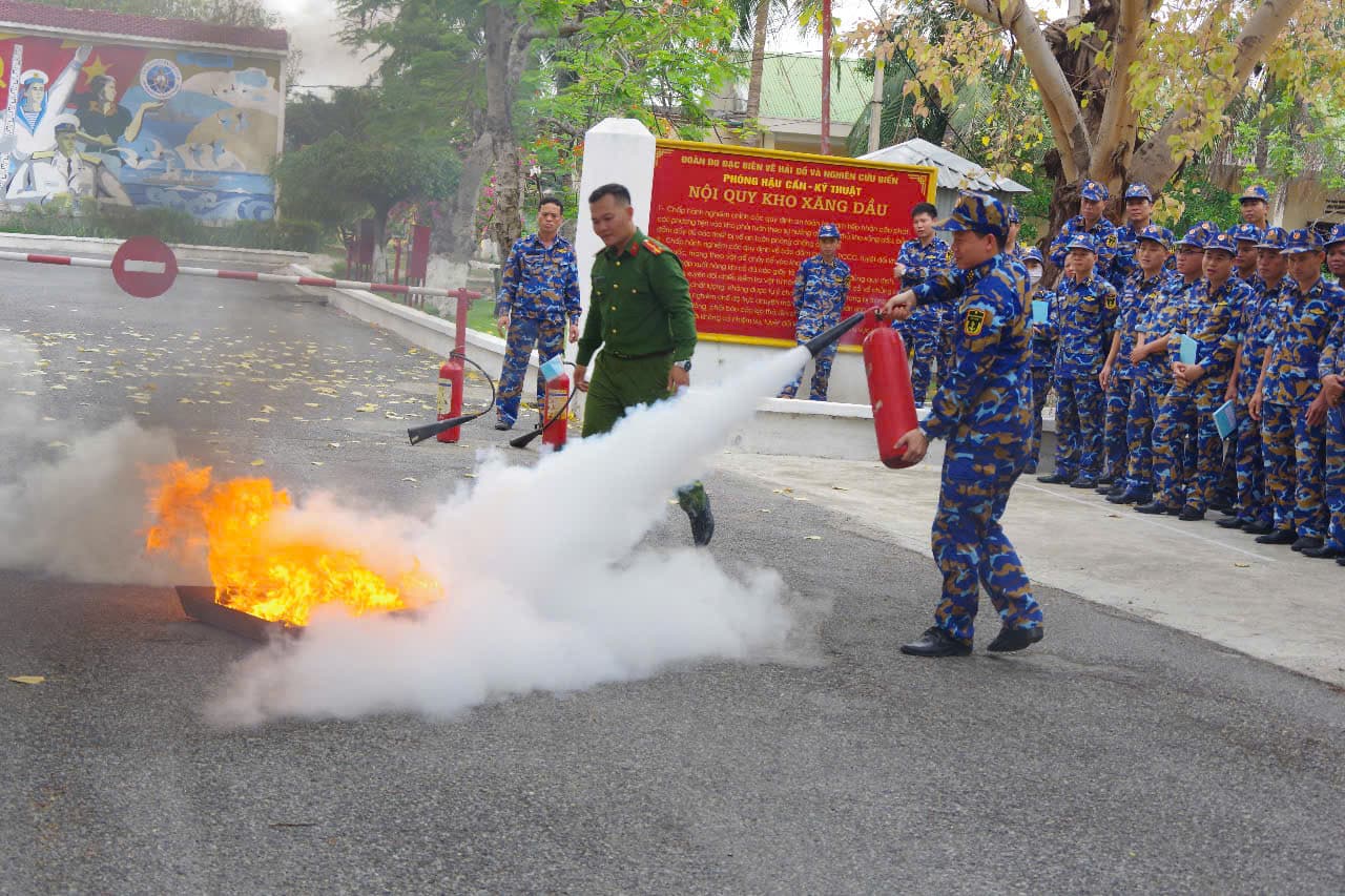 Đoàn Đo đạc biên vẽ hải đồ và nghiên cứu biển tập huấn phòng cháy chữa cháy
