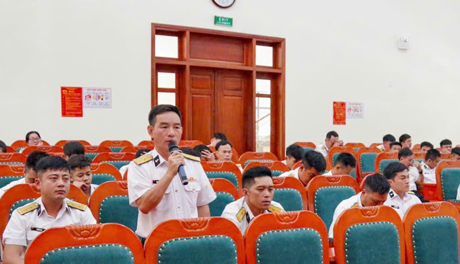 Lữ đoàn 172 sinh hoạt đối thoại dân chủ tháng 5