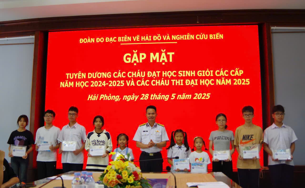 Đoàn Đo đạc biên vẽ hải đồ và nghiên cứu biển gặp mặt, tuyên dương các cháu học sinh giỏi