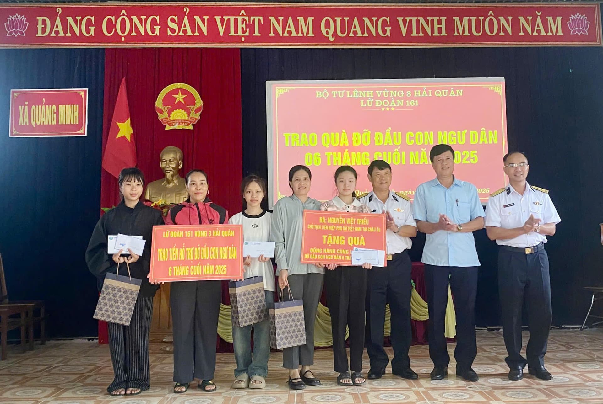 Lữ đoàn 161 trao tiền hỗ trợ và tặng quà con ngư dân