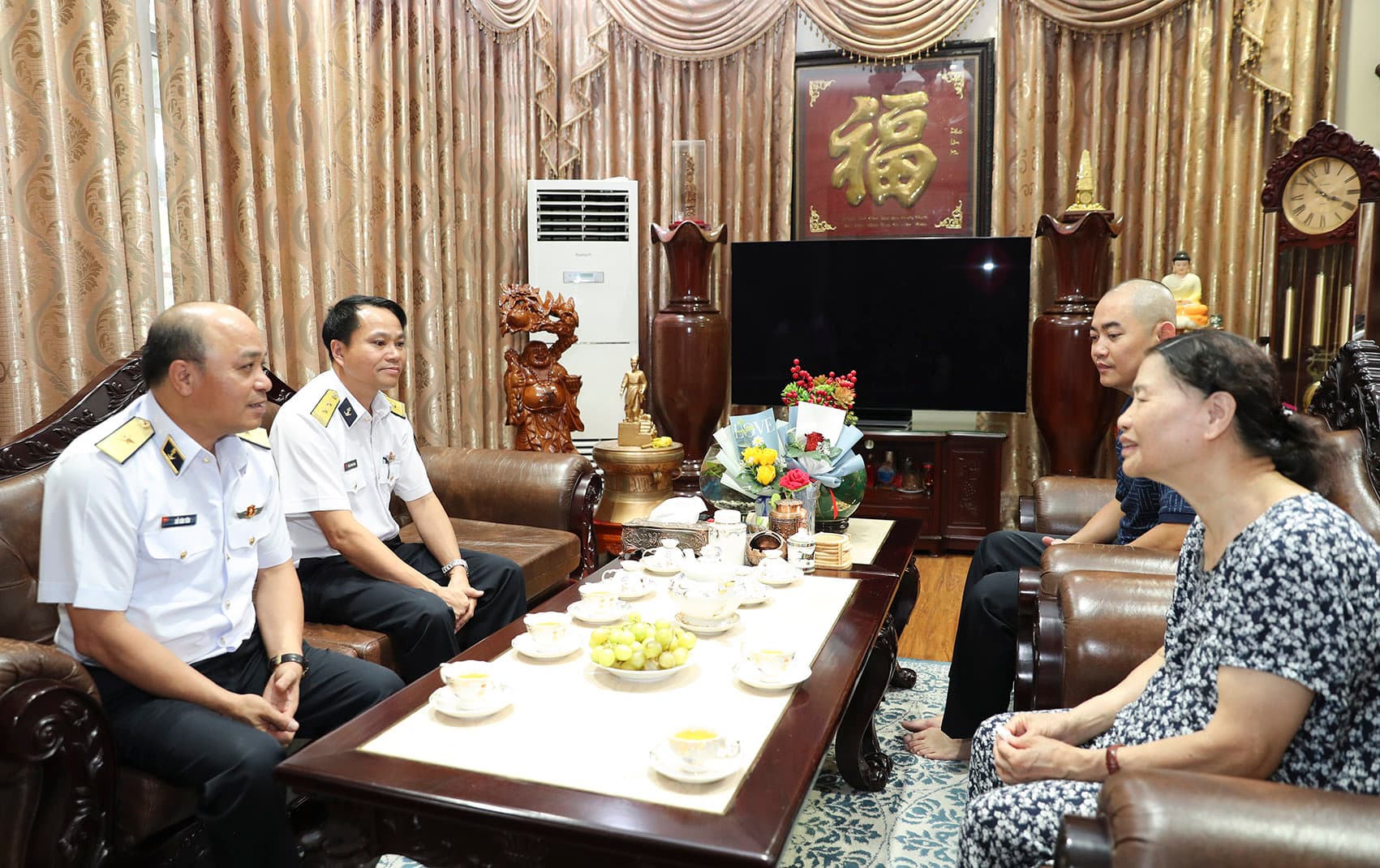 Phó Chính ủy Hải quân tri ân các đồng chí nguyên thủ trưởng Bộ Tư lệnh Hải quân