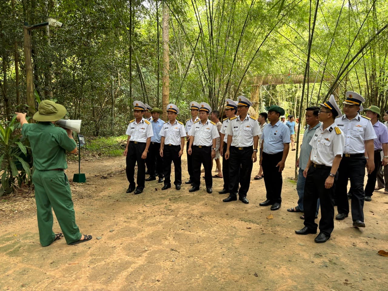 Đoàn công tác Công ty Hải sản Trường Sa thăm địa đạo Củ Chi