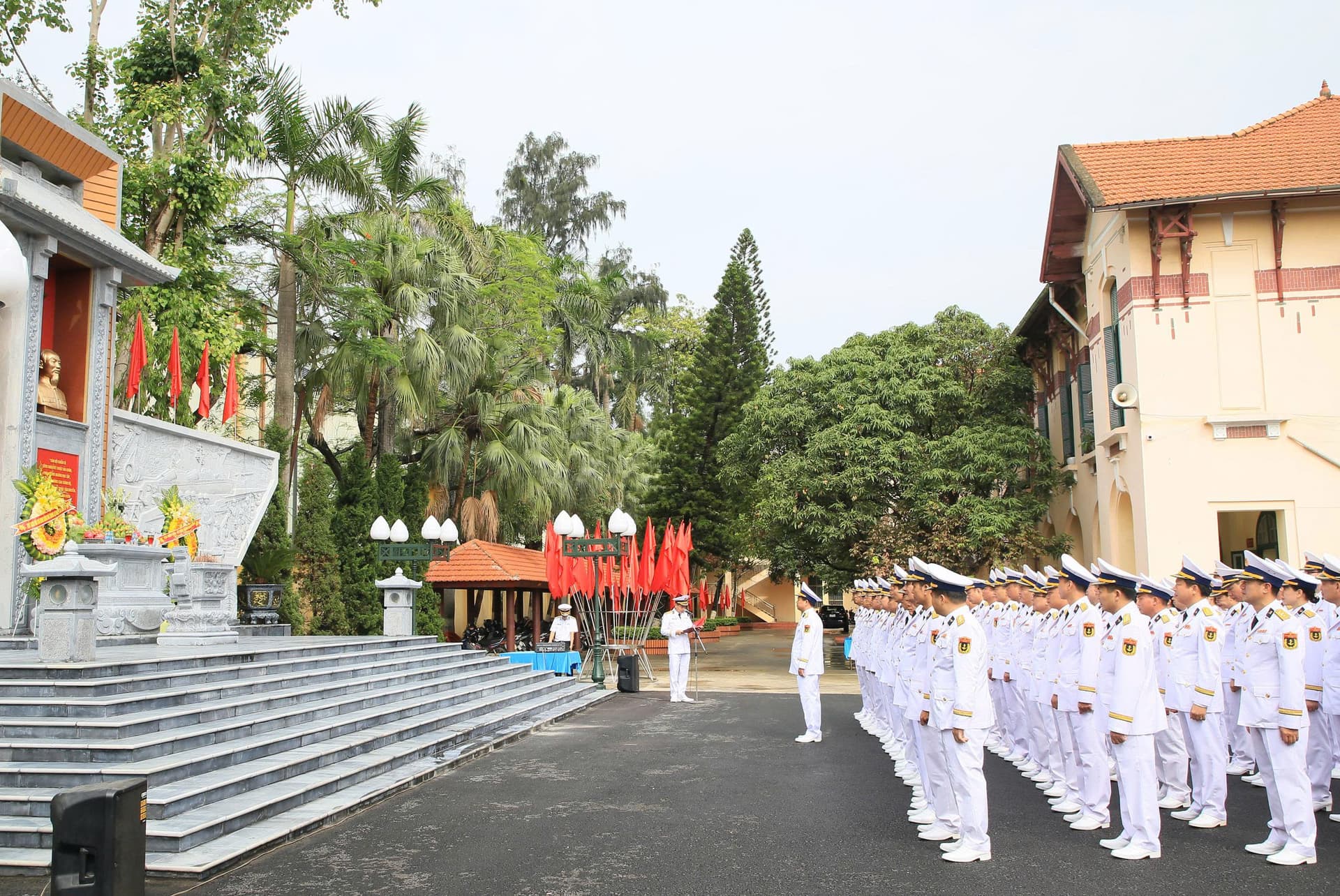 Đoàn đại biểu dự Đại hội Đảng bộ Cục Hậu cần - Kỹ thuật lần thứ nhất dâng hương tại các địa chỉ đỏ