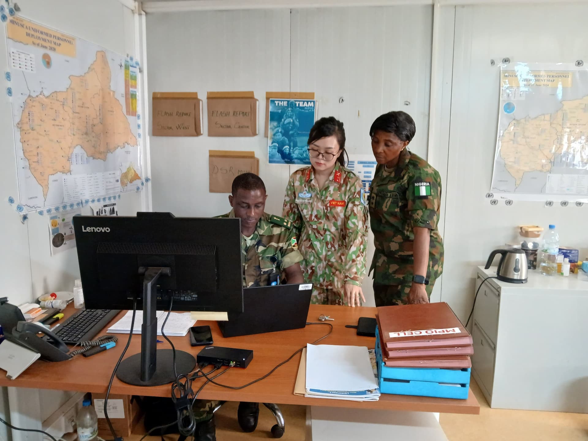 Dáng hình sau ống kính