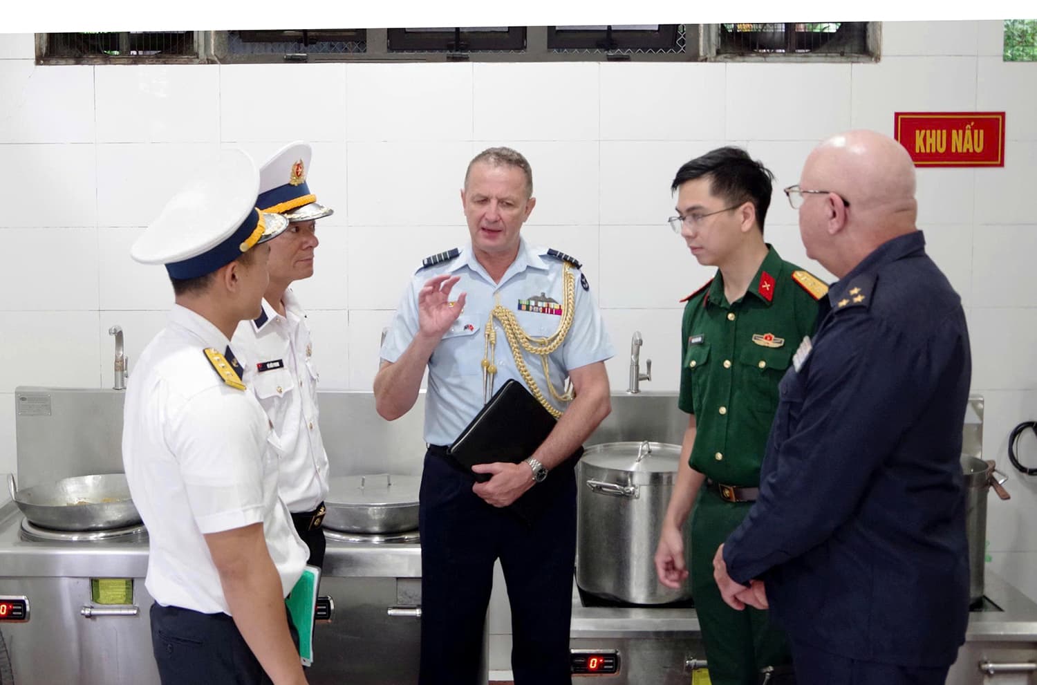 Tùy viên quân sự các nước đến thăm và làm việc tại Lữ đoàn 172