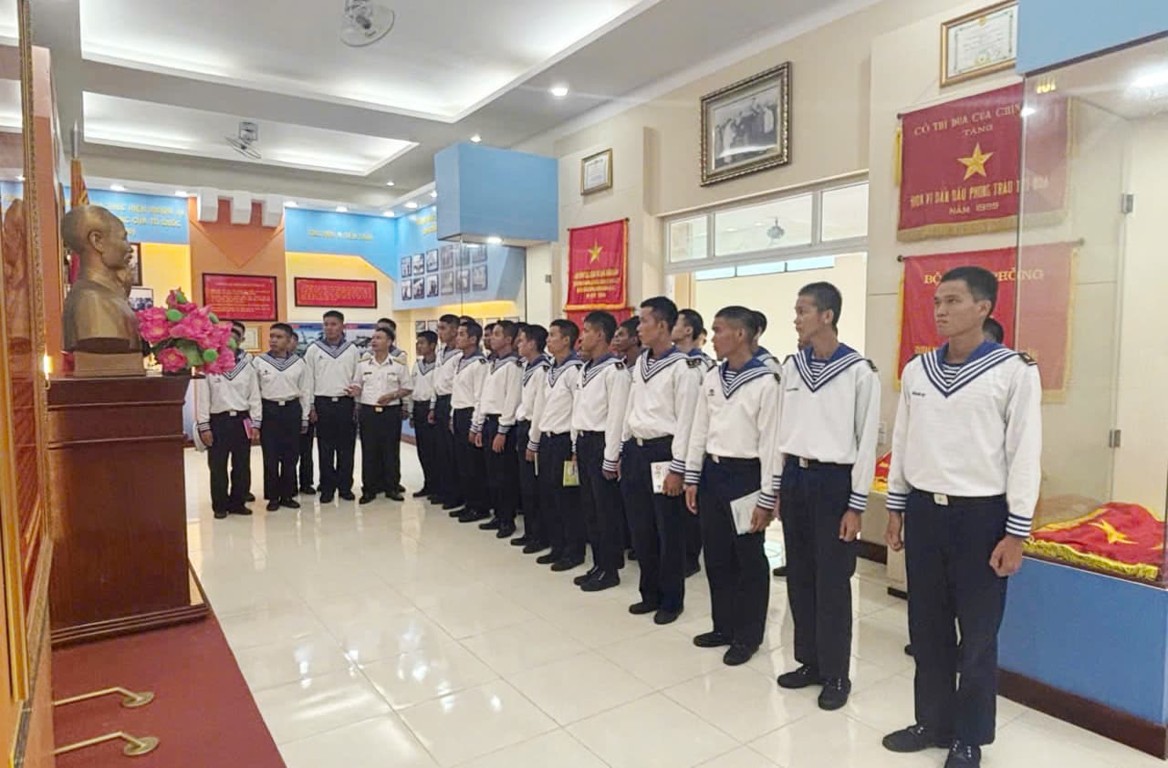 Lữ đoàn 954: Giáo dục truyền thống cho chiến sĩ mới về đơn vị