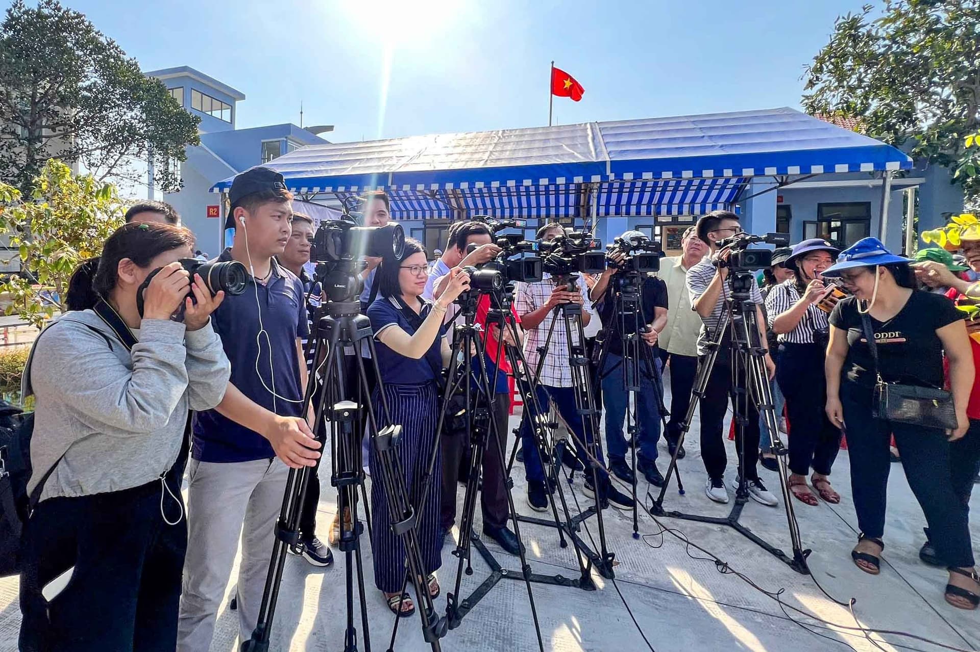 Tết trên đầu sóng của những người làm báo