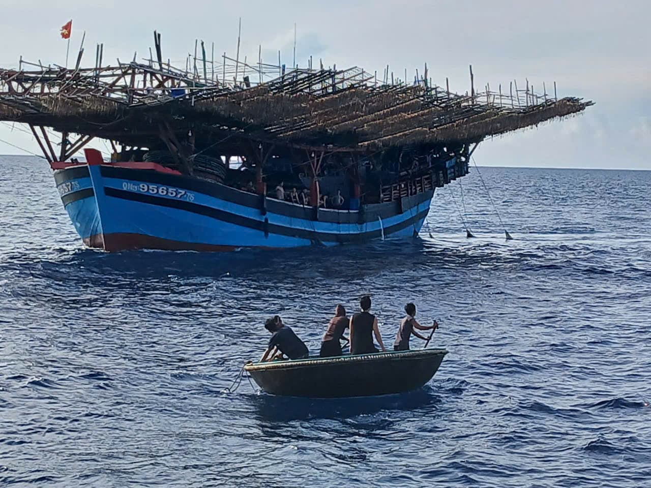 Nhà giàn DK1/21 kịp thời cấp cứu ngư dân Quảng Ngãi bị nạn