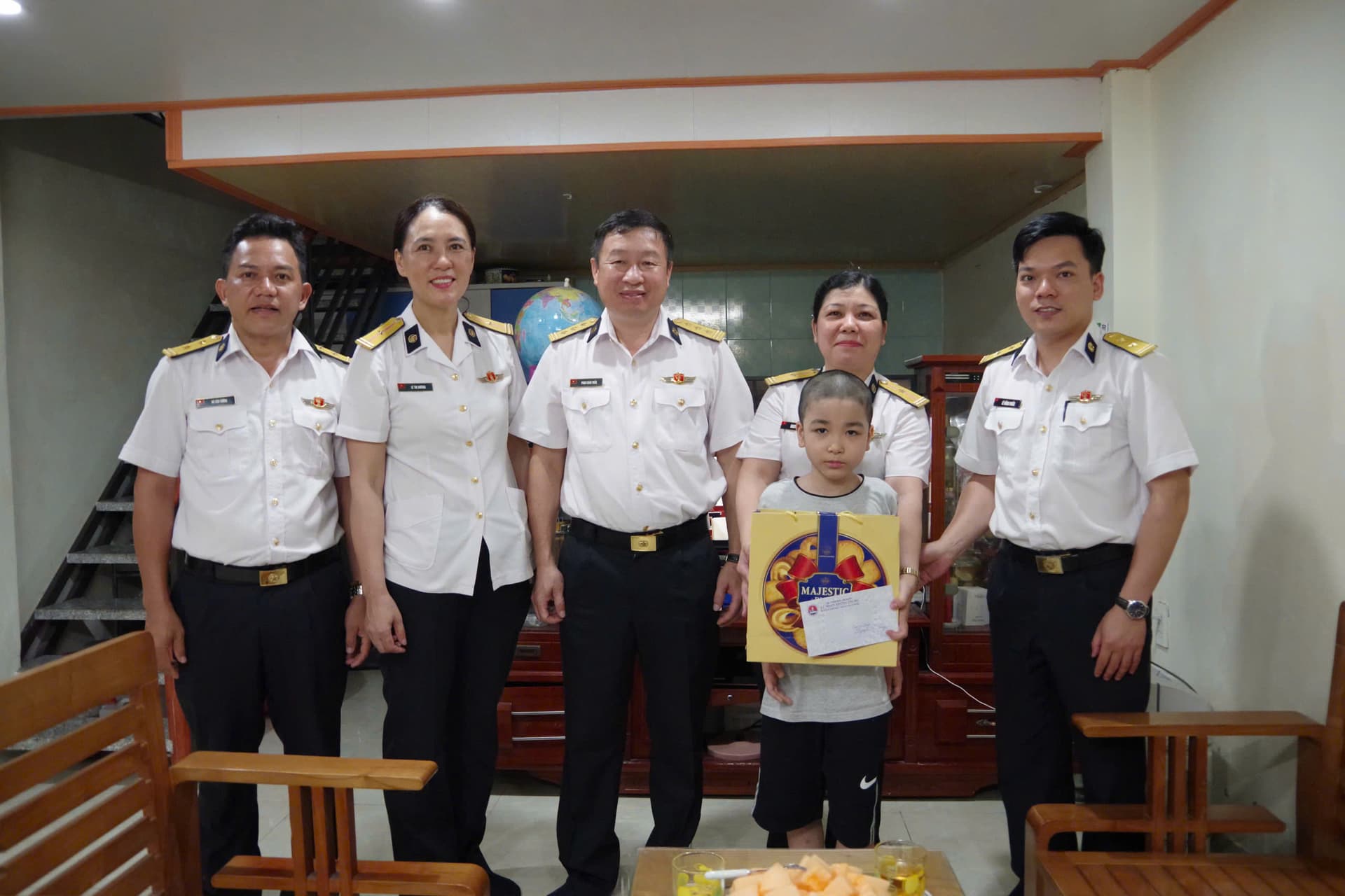 Lữ đoàn 602 tặng quà con quân nhân đơn vị