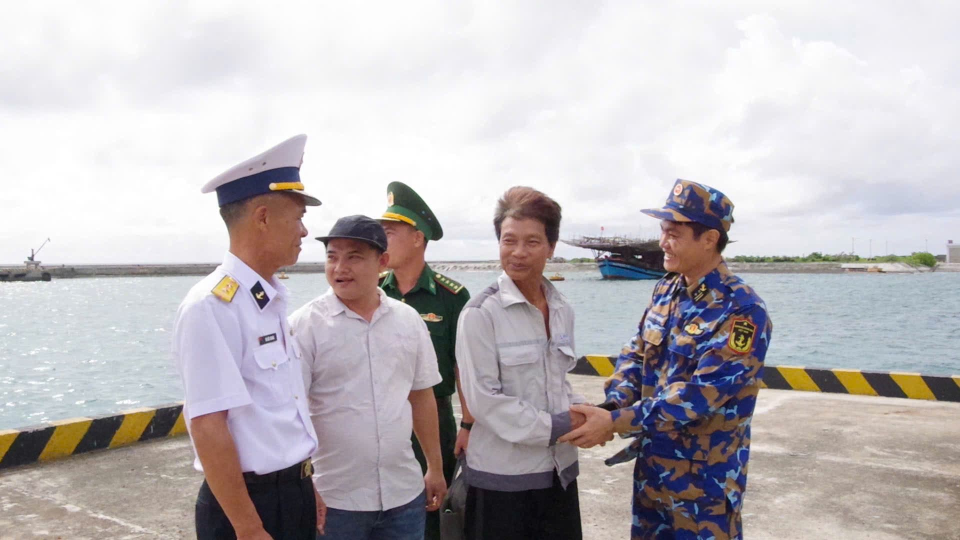 Đảo Trường Sa bàn giao bệnh nhân sau điều trị chấn thương do tai nạn lao động