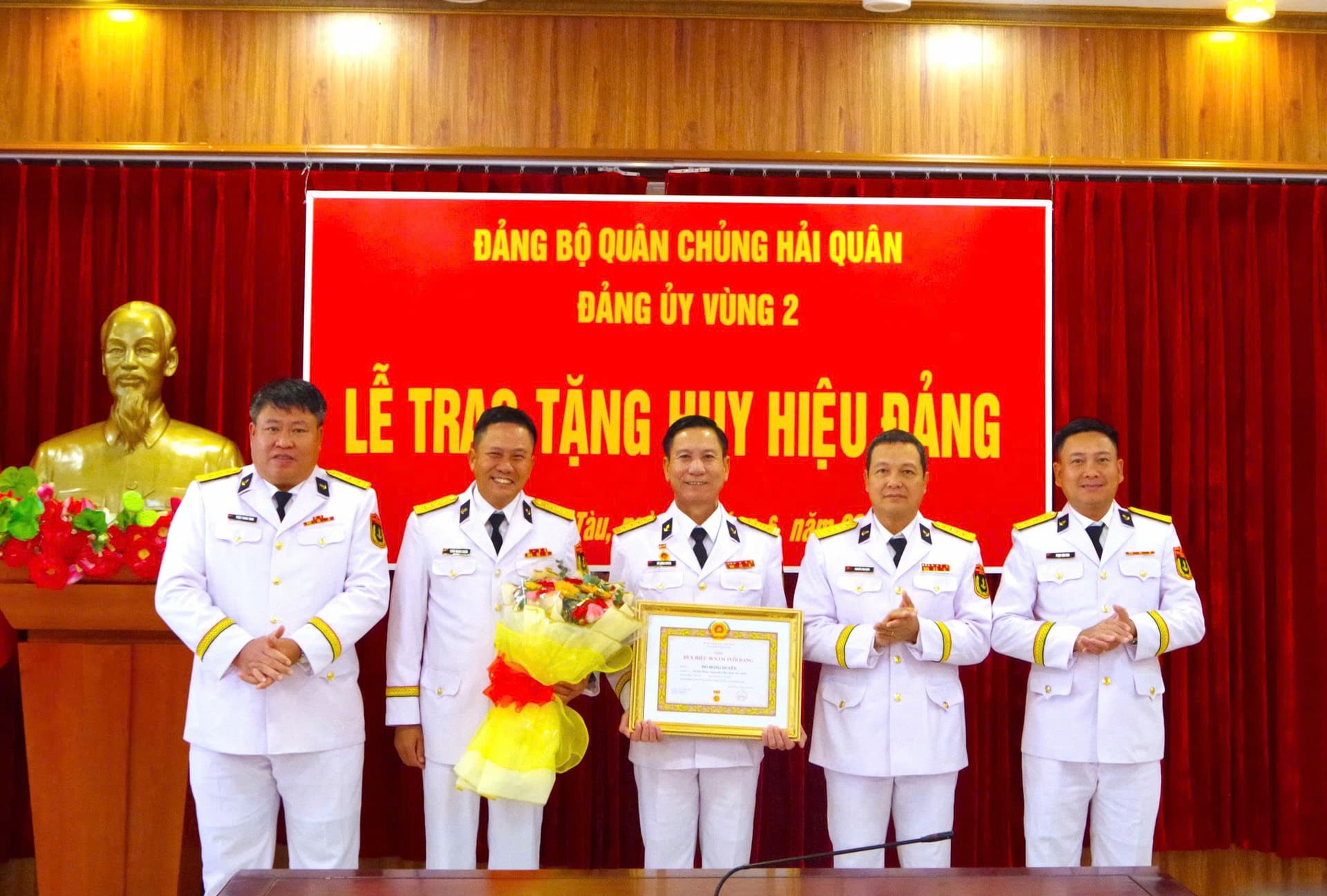 Đảng ủy Vùng 2 trao Huy hiệu 30 năm tuổi Đảng