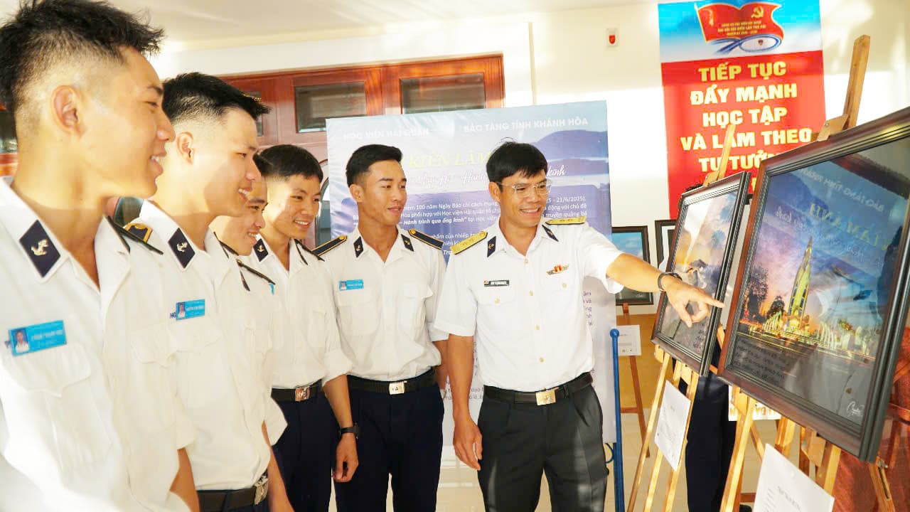 Học viện Hải quân triển lãm ảnh chào mừng Đại hội đại biểu Đảng bộ Quân chủng Hải quân lần thứ XIV
