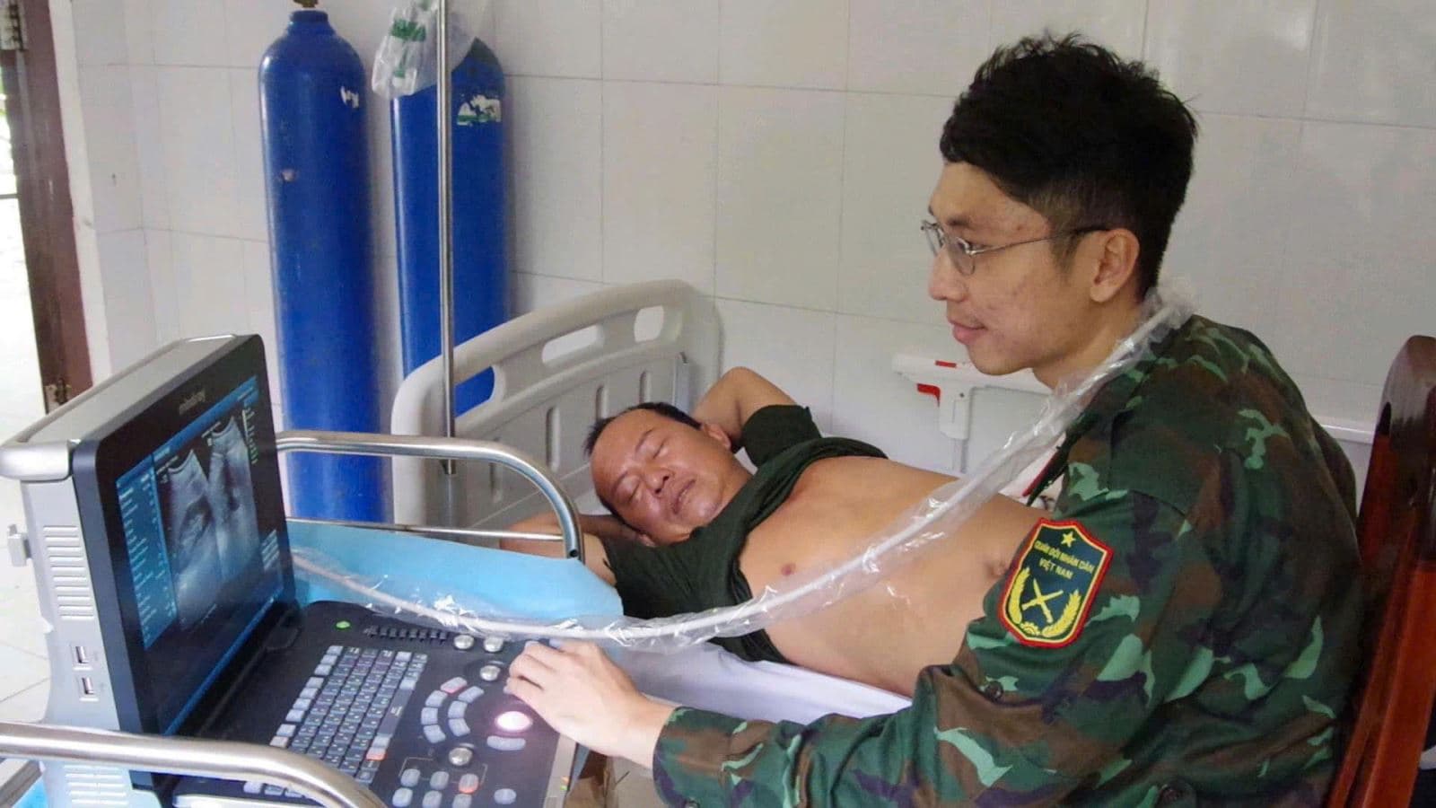 Trung tâm Y tế thị trấn Trường Sa cấp cứu ngư dân Quảng Nam bị bệnh