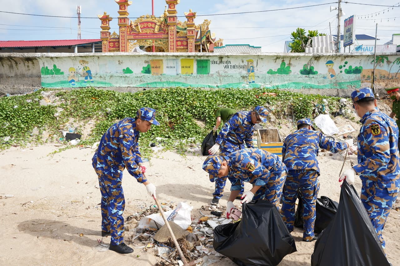 Tuổi trẻ Hải đoàn 129 hưởng ứng chiến dịch tình nguyện “Hành quân xanh”