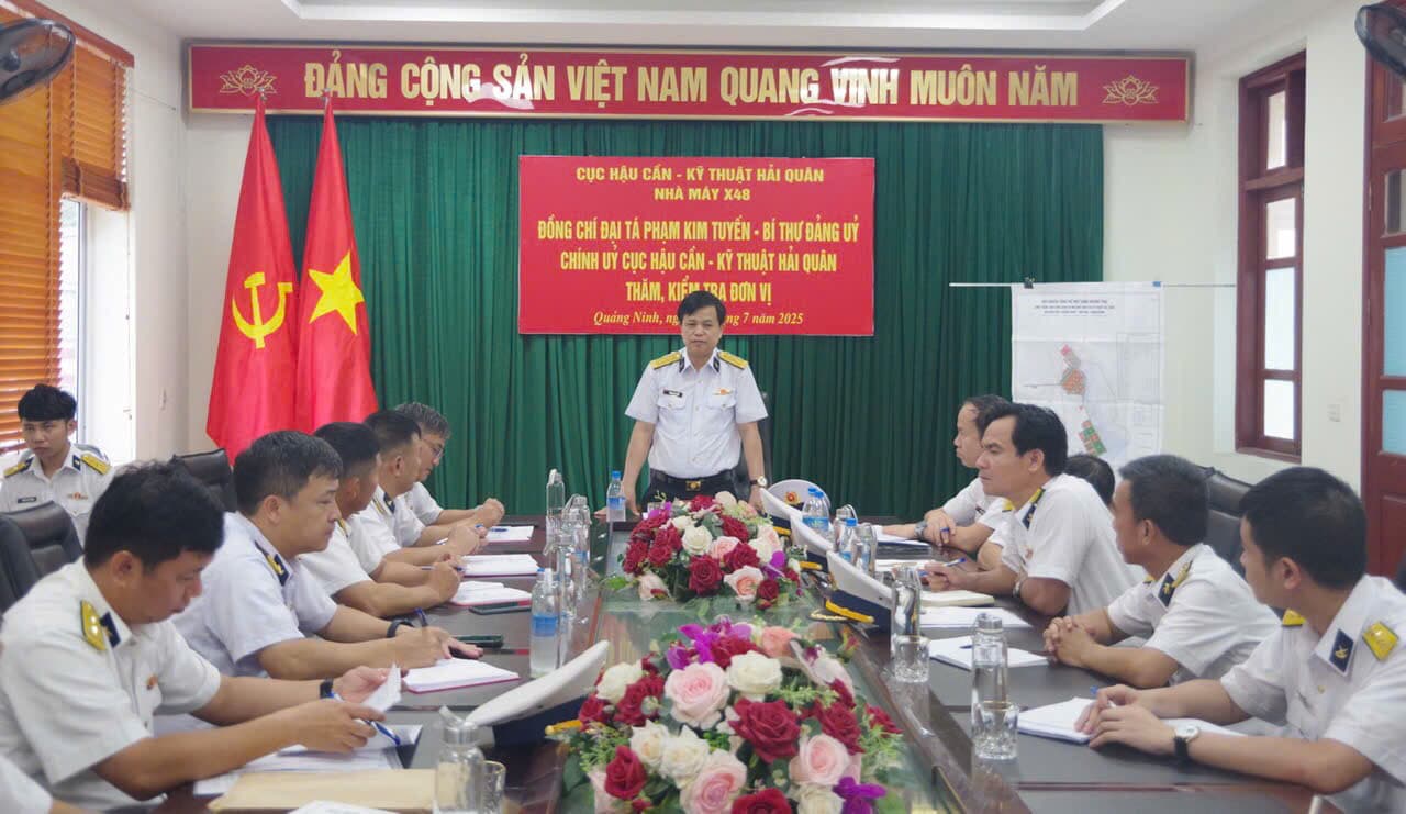 Chính ủy Cục Hậu cần-Kỹ thuật kiểm tra, nắm tình hình tại Nhà máy X48