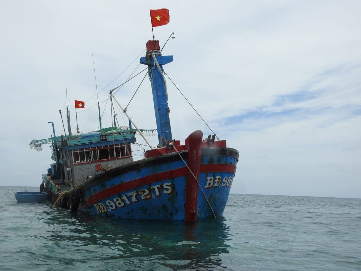 Tàu 883 hỗ trợ kịp thời ngư dân tàu cá bị mắc cạn