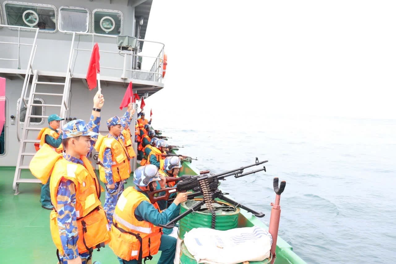 Kiểm tra bắn đạn thật cho Hải đội dân quân thường trực tỉnh An Giang