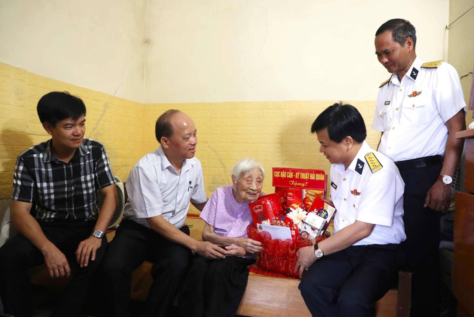 Cục Hậu cần-Kỹ thuật Hải quân thăm, tặng quà Mẹ Việt Nam Anh hùng