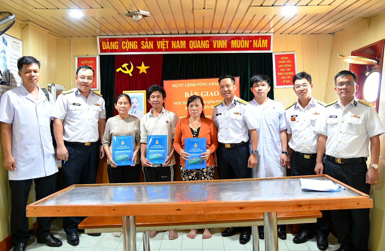 Tàu 950 đưa ngư dân bị bệnh từ đảo Phan Vinh về đất liền an toàn