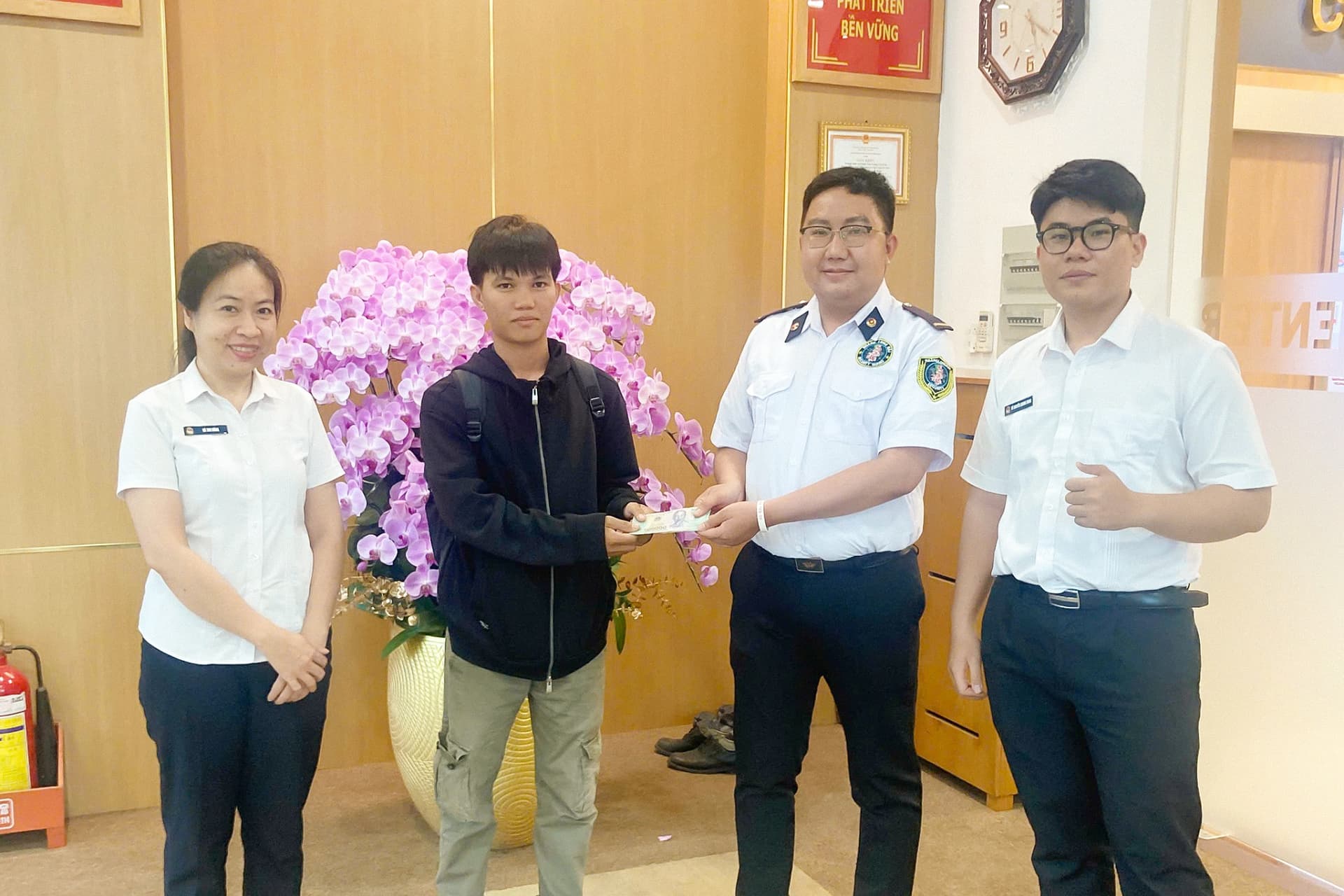 Nhặt được của rơi, trả lại cho khách hàng