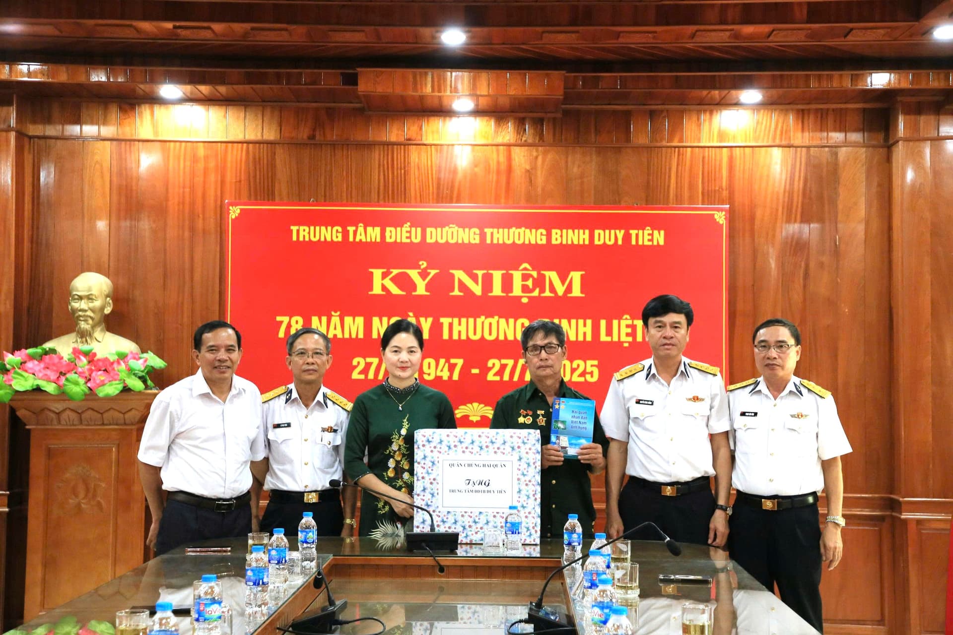 Quân chủng Hải quân: Thăm, tặng quà Trung tâm Điều dưỡng thương binh Duy Tiên