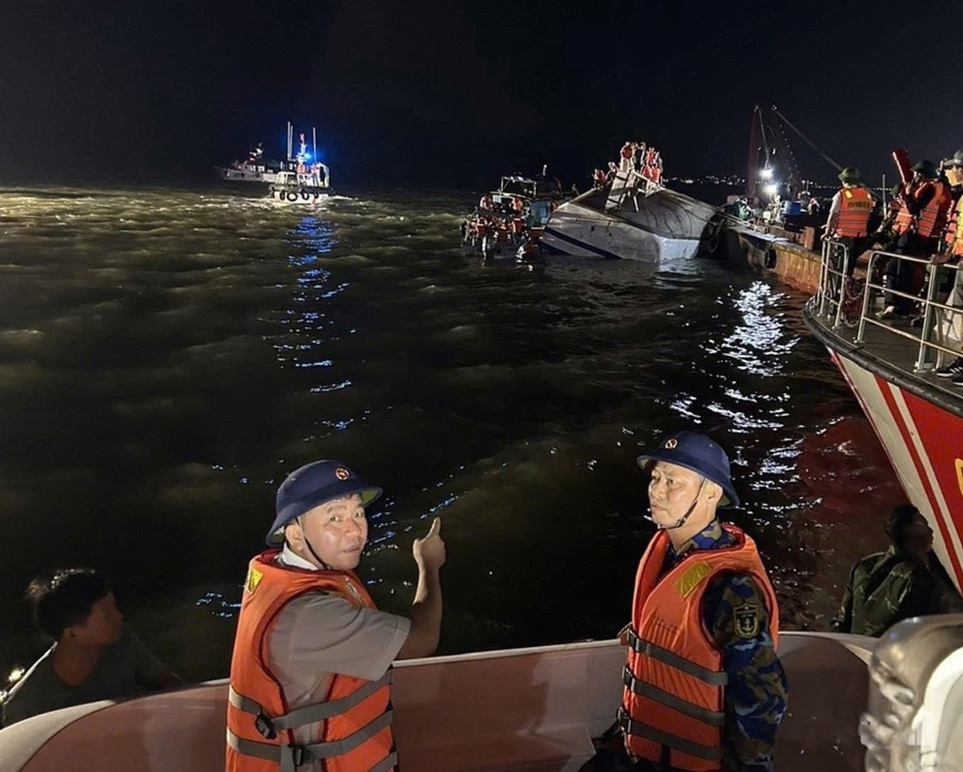 Quân chủng Hải quân khẩn trương điều động tàu đi tìm kiếm nạn nhân mất tích trên tàu du lịch tại Quảng Ninh