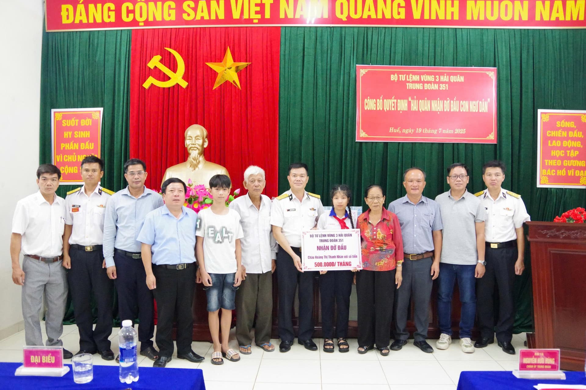 Trung đoan 351 trao quyết định “Hải quân nhận đỡ đầu con ngư dân” tại thành phố Huế