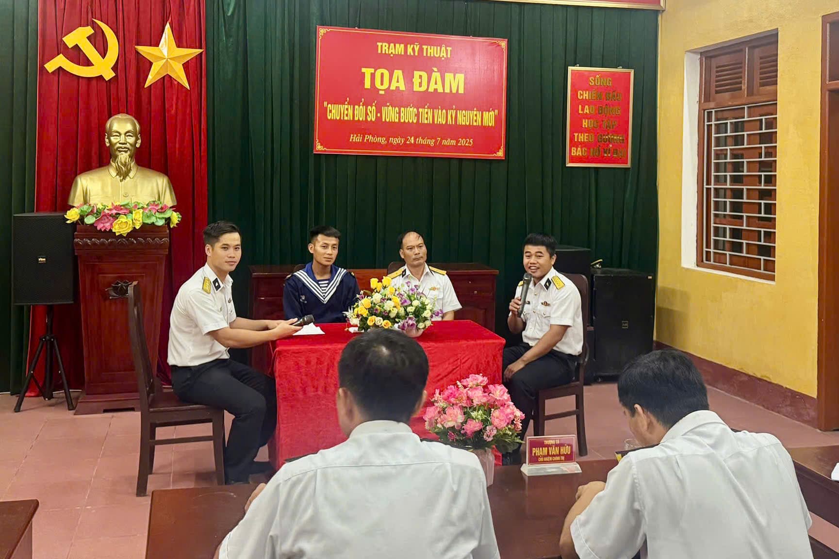 Tọa đàm "Chuyển đổi số - Vững bước tiến vào kỷ nguyên mới"