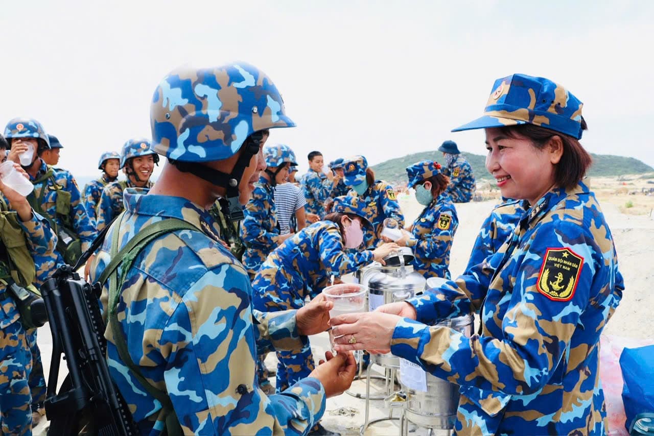 Vùng 4 Hải quân: "Bát nước thao trường" ấm lòng chiến sĩ