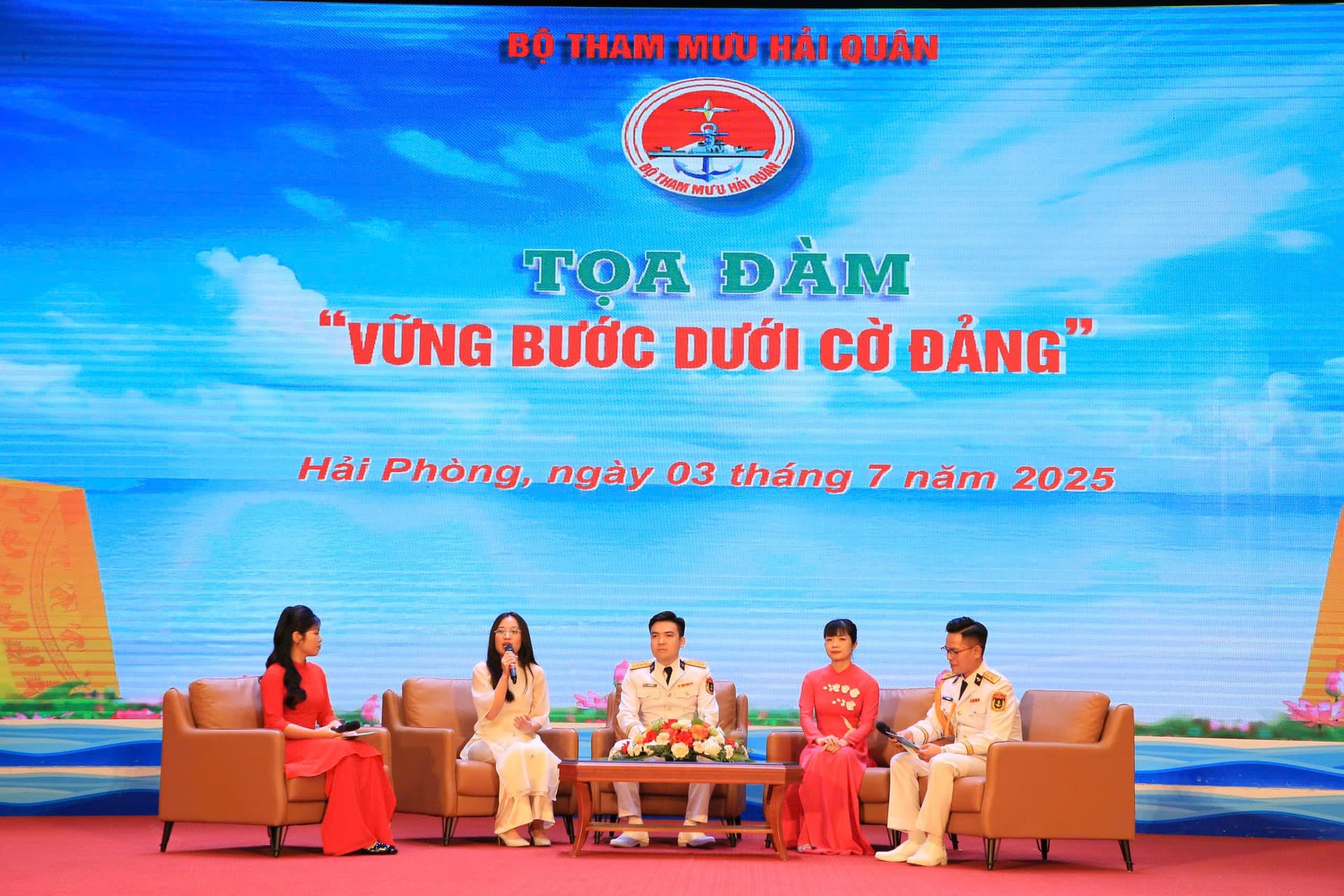 Giao lưu văn nghệ, tọa đàm và bình báo tường chào mừng Đại hội Đảng bộ Quân chủng Hải quân lần thứ XIV