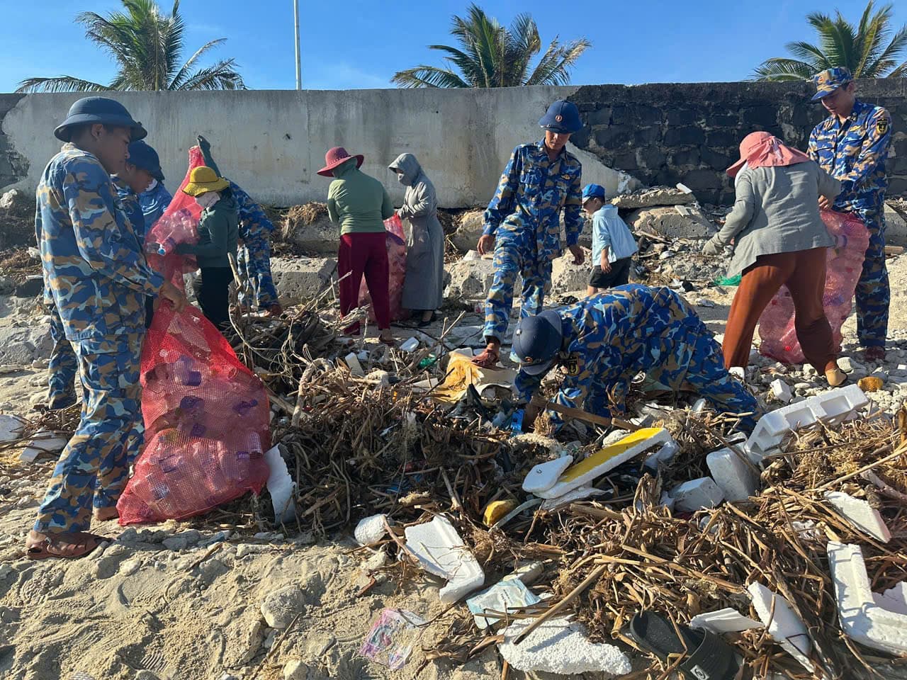 Cán bộ, chiến sĩ Lữ đoàn 126 chung tay làm sạch môi trường biển