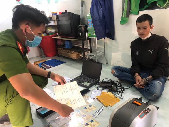 Dùng bằng lái xe giả đặt làm qua mạng xã hội, coi chừng... đi tù