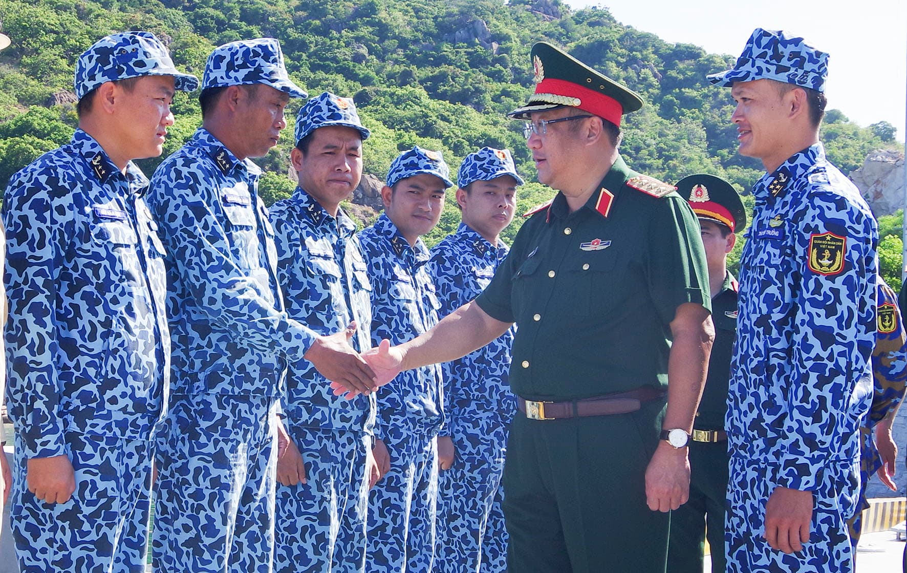 Thượng tướng Phạm Hoài Nam thăm, kiểm tra Trung đoàn 196