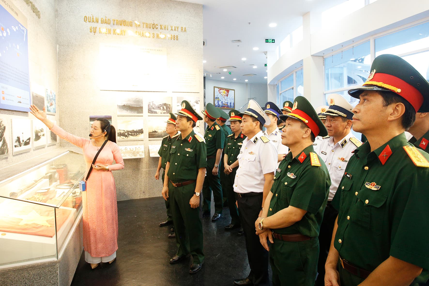 Bộ trưởng Bộ Quốc phòng dâng hương tại Khu tưởng niệm chiến sĩ Gạc Ma